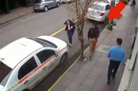 S­o­k­a­k­ ­o­r­t­a­s­ı­n­d­a­ ­k­a­d­ı­n­a­ ­b­a­s­t­o­n­l­a­ ­s­a­l­d­ı­r­d­ı­
